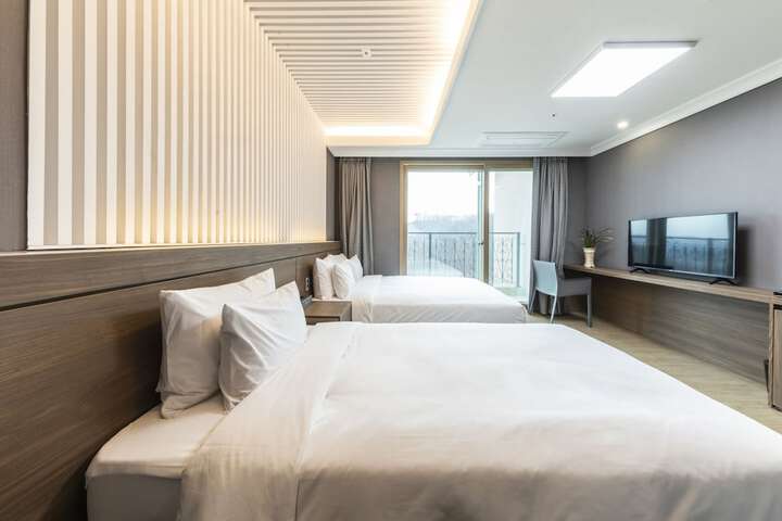 Room 7 of 80