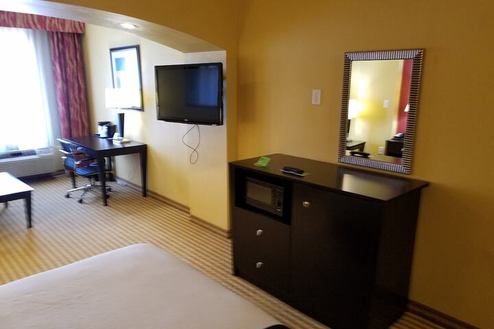 1 King Bed Efficiency (1 of 25)