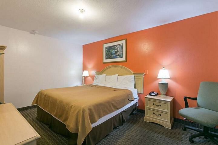 1 King Bed Choice Room (4 of 5)