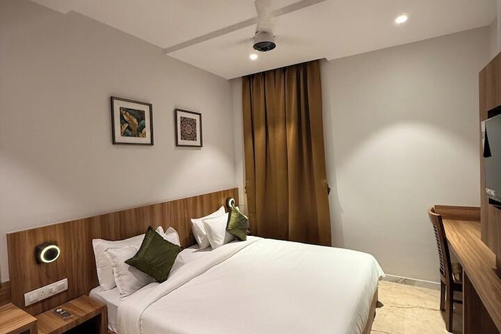 Room 9 of 156