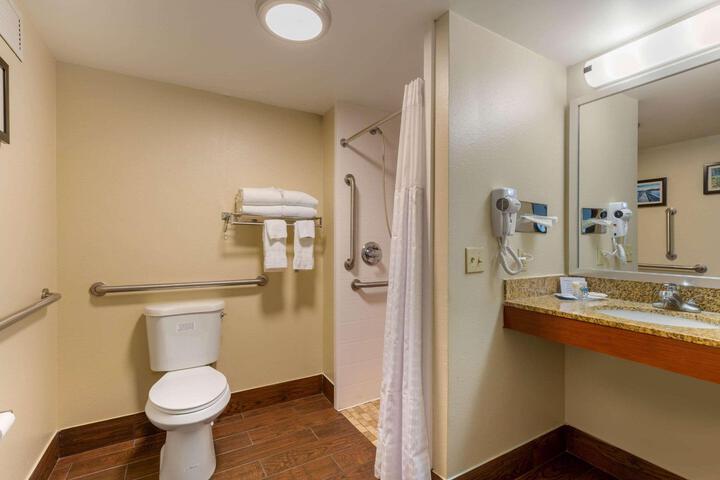2 Queen Beds Accessible (10 of 17)