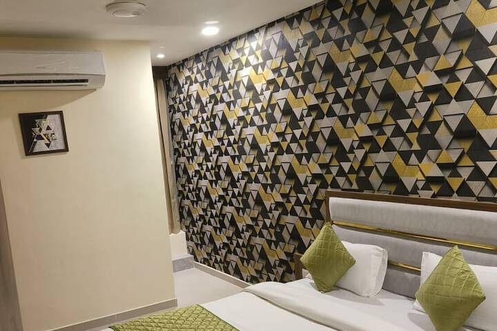 Room 10 of 13