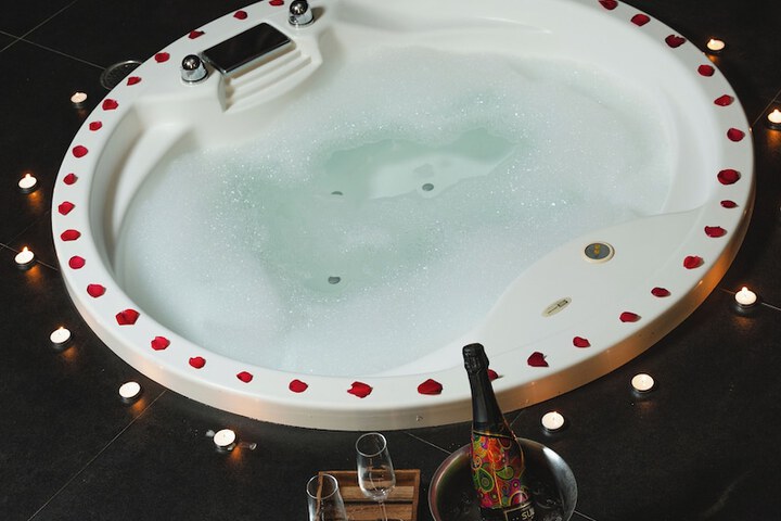 Hot Tub 49 of 90