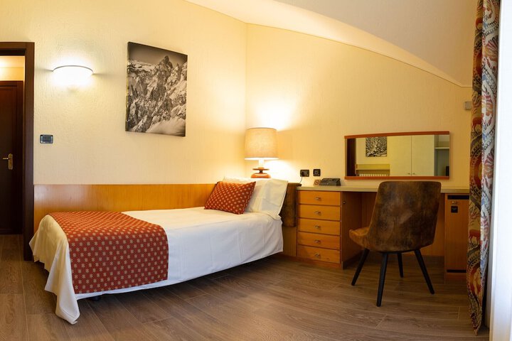 Room 32 of 63