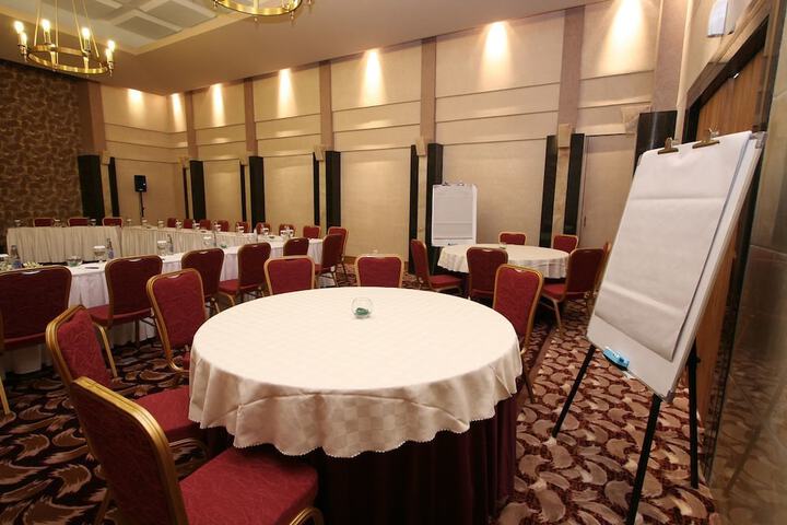 Ballroom/Hall 28 of 35