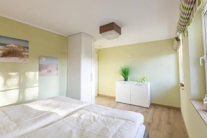 Room 4 of 16