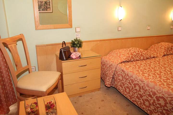 Room 13 of 32