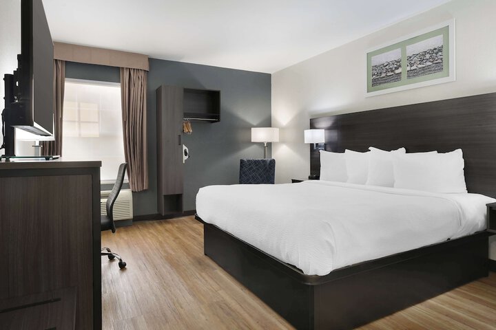 1 King Accessible Comm Assist Bathtub Microwave, Refrigerator WiFi Full Breakfast (19 of 19)