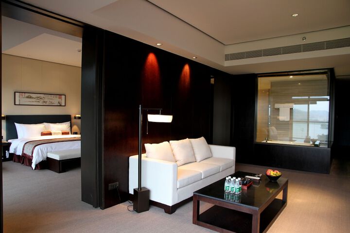 Room 12 of 82