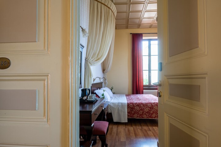 Room 34 of 83