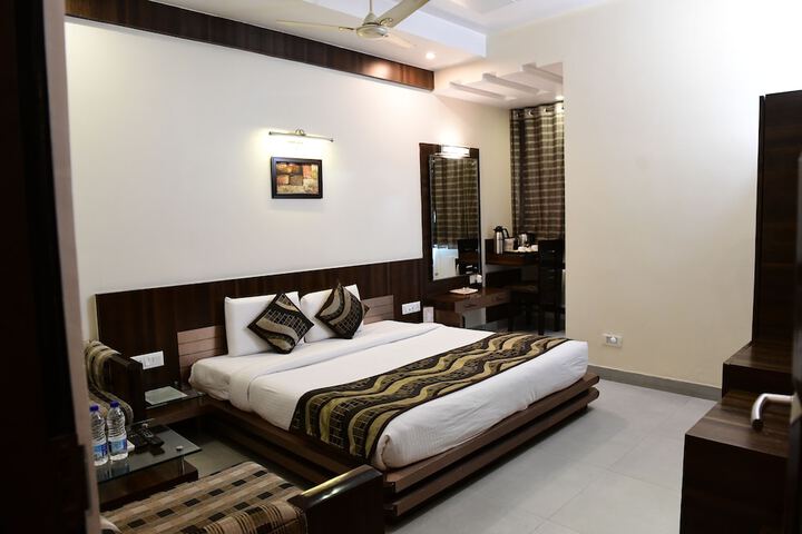 Room 2 of 16