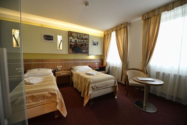 Room 6 of 32