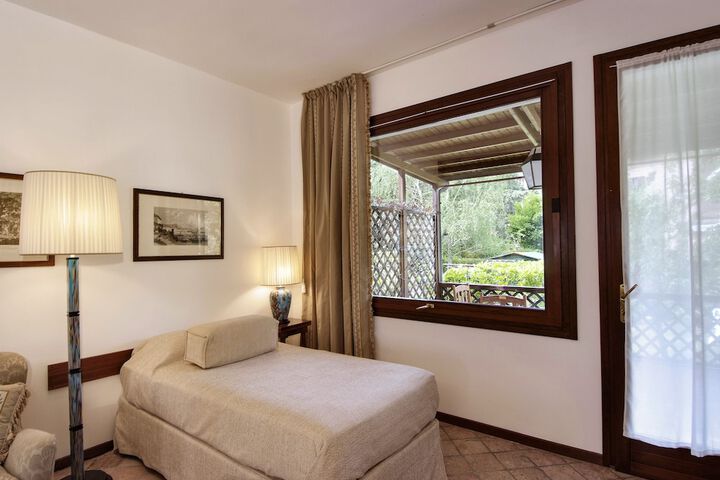 Room 4 of 17