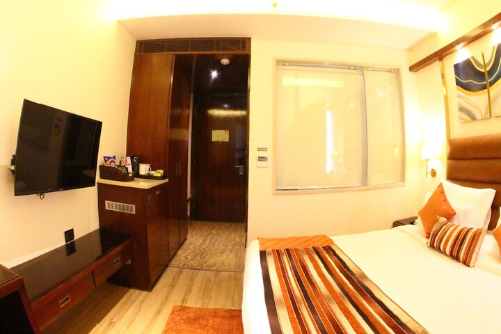 Room 8 of 32