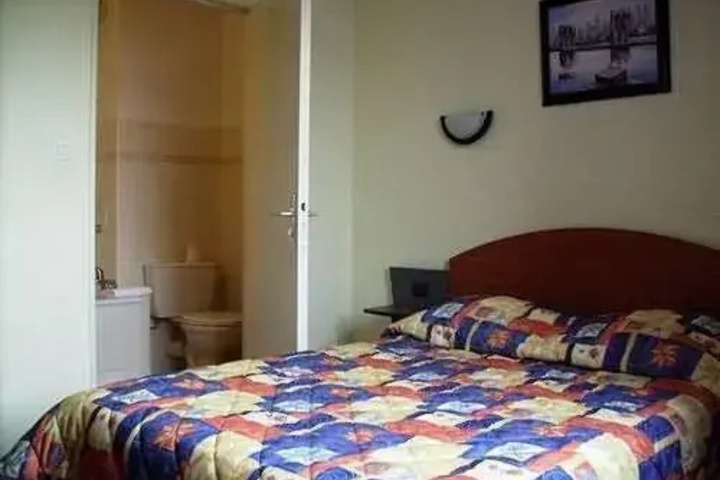 Room 5 of 16