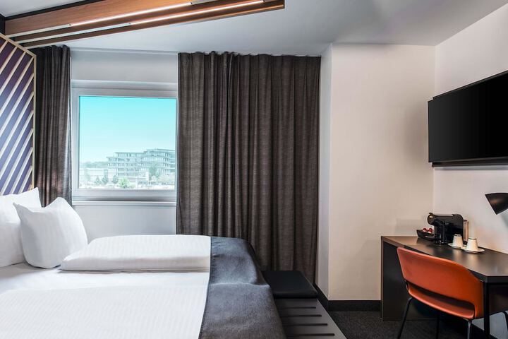 Room 9 of 29