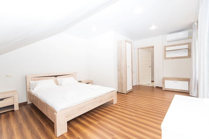 Room 9 of 28