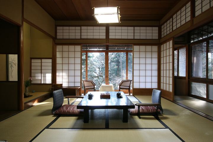 Room 5 of 107