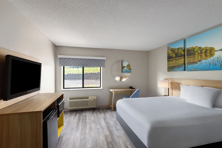 1 Queen Bed Accessible (8 of 19)