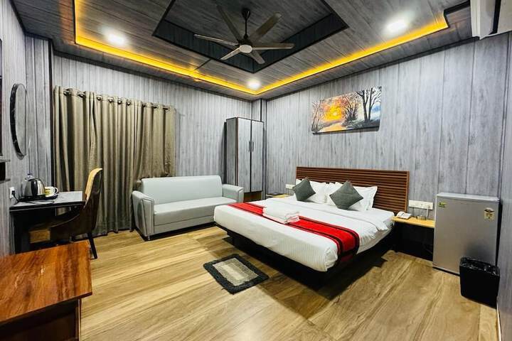 Room 6 of 9