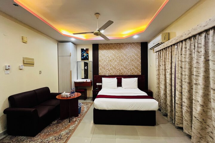 Room 12 of 21