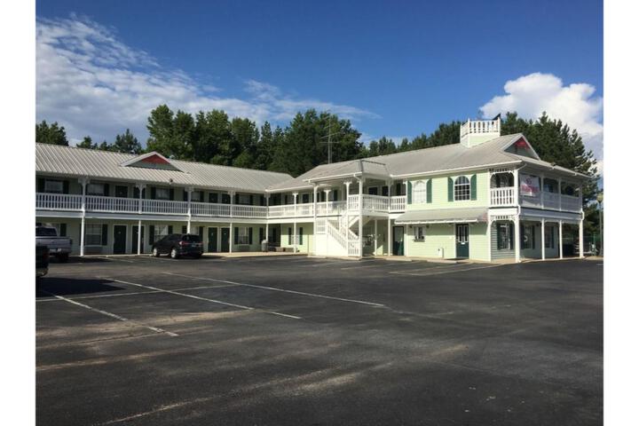 Exterior of Econo Lodge HOGANSVILLE