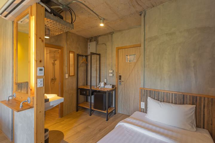Room 8 of 34