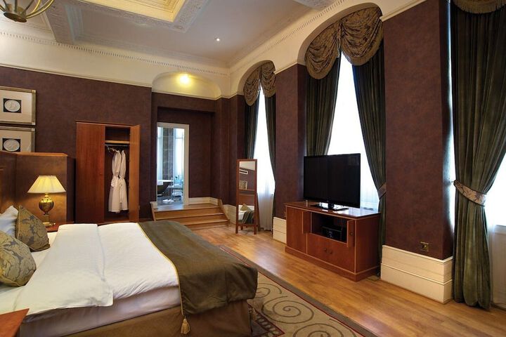 Room 33 of 82