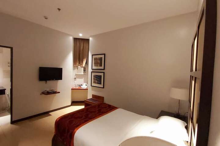 Room 28 of 76