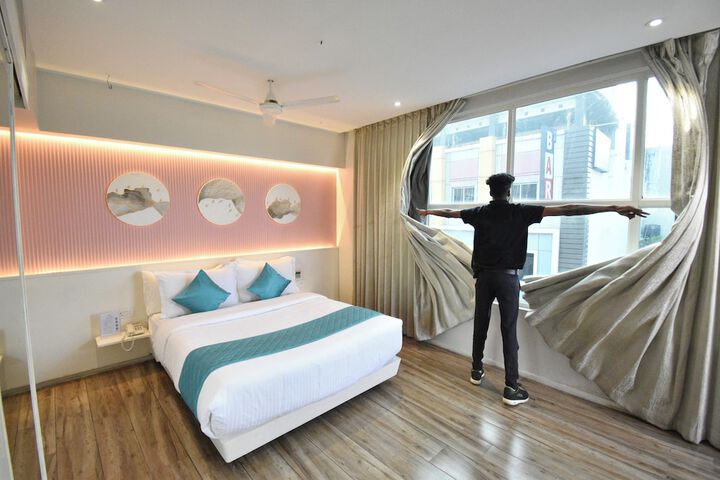 Room 32 of 47