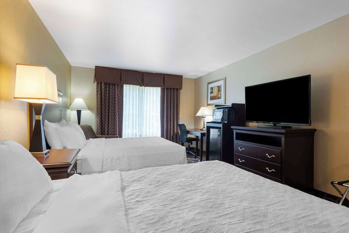 2 Queen Beds (3 of 11)