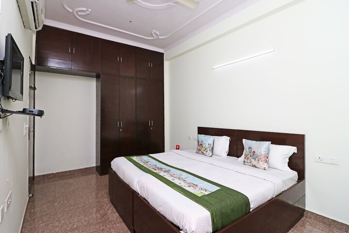 Room 5 of 12