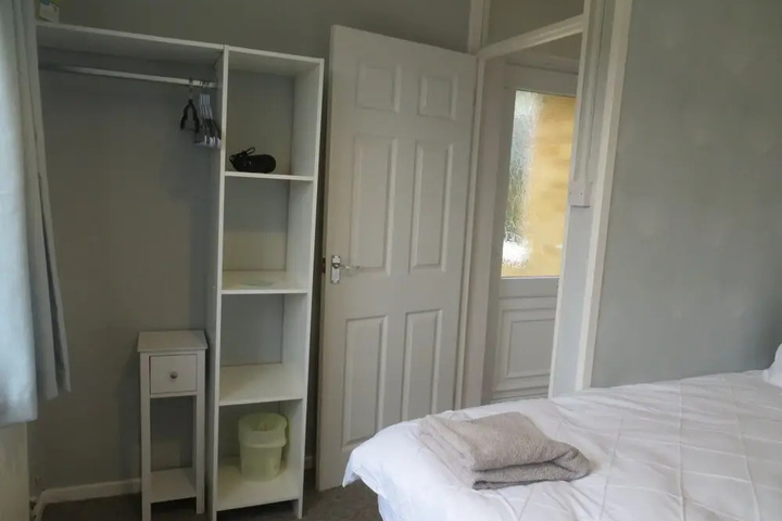 Room 5 of 9