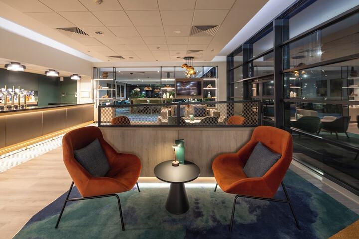 Lounge 78 of 151