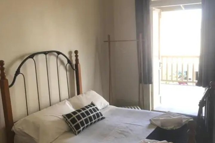 Room 5 of 11