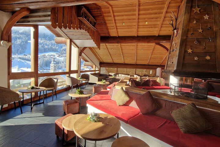 Lounge 34 of 48