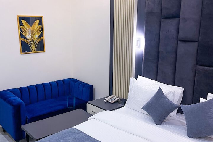 Room 6 of 13