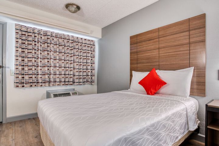Basic King Bed (5 of 12)