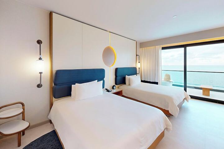Room 40 of 136
