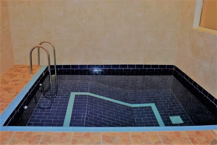 Pool 10 of 14