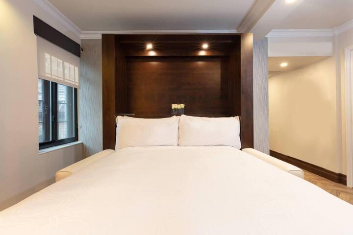 Queen Size Bed (1 of 30)