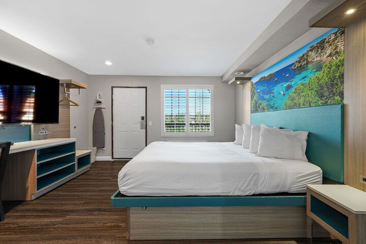 King Bedroom (2 of 5)