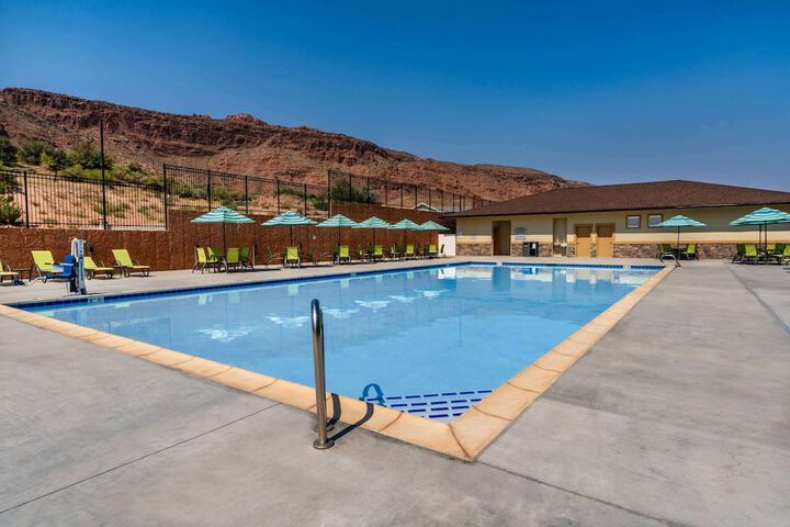 Pool 24 of 32
