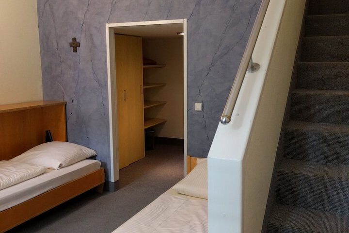 Room 6 of 25