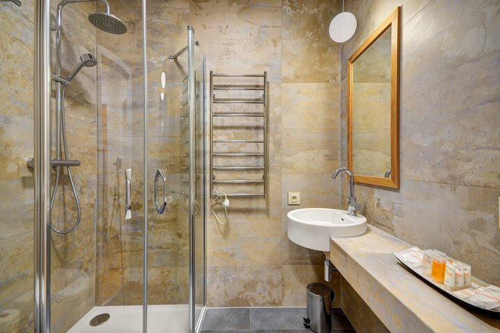 Room 15 of 25