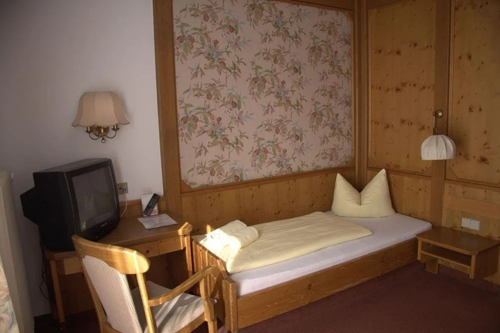 Room 4 of 11