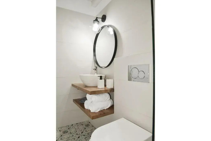Room 8 of 16