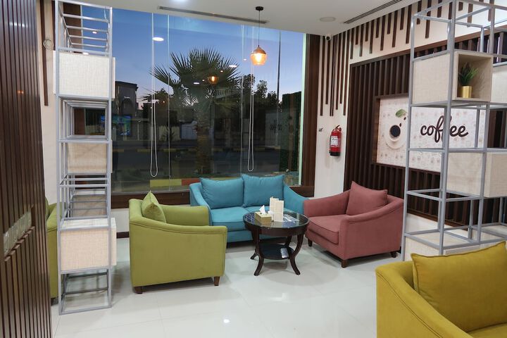 Lounge 44 of 61
