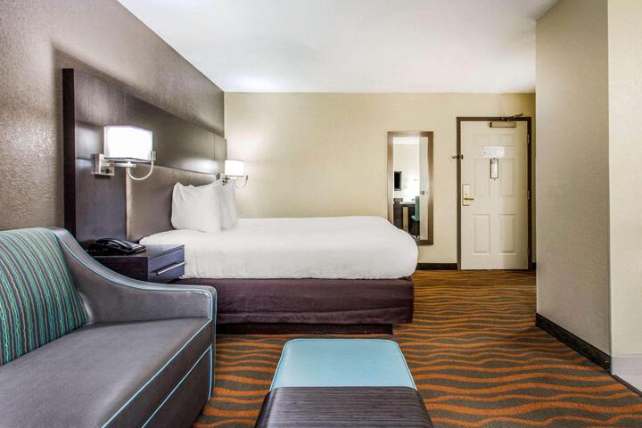 1 Queen Bed Accessible (11 of 13)
