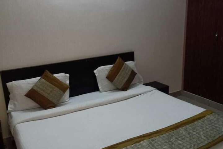 Room 6 of 14